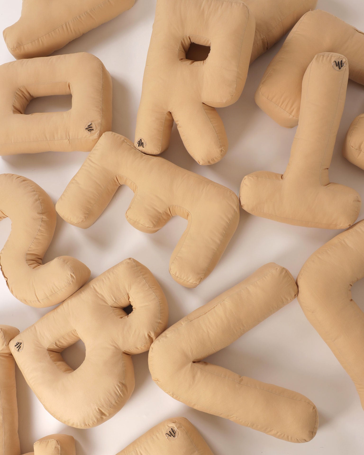 Cuscino a forma di lettere fatto a mano