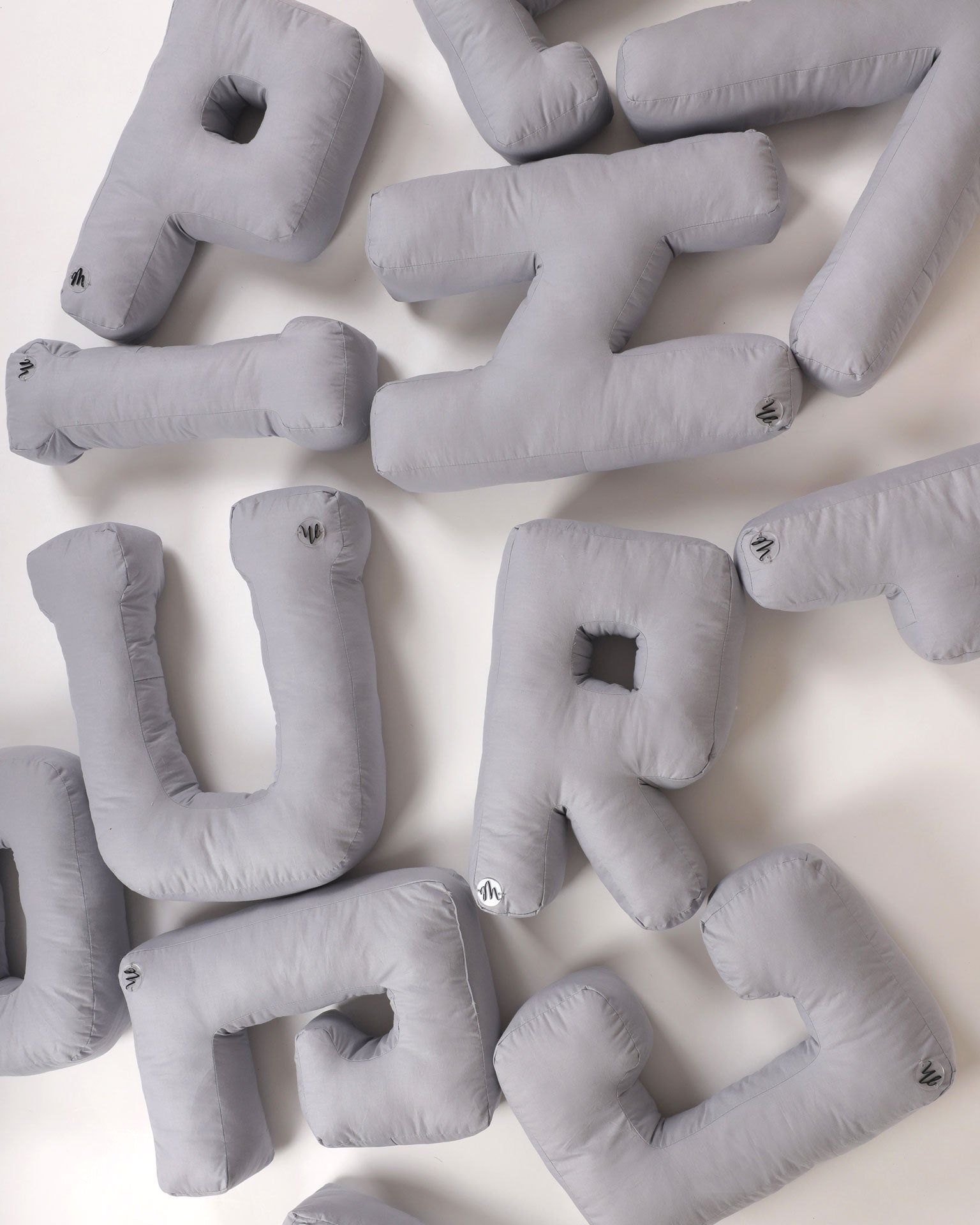 Cuscino a forma di lettere fatto a mano