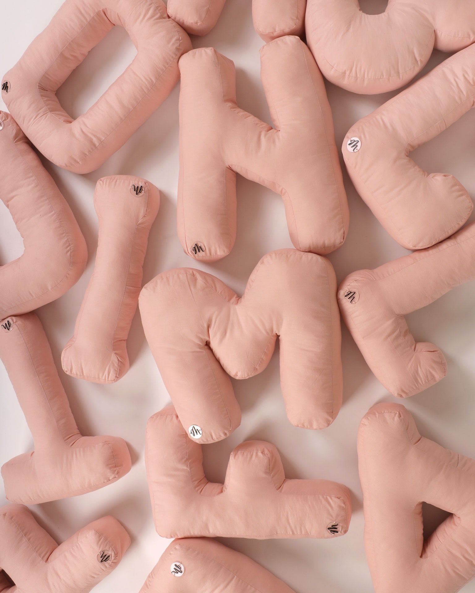 Cuscino a forma di lettere fatto a mano
