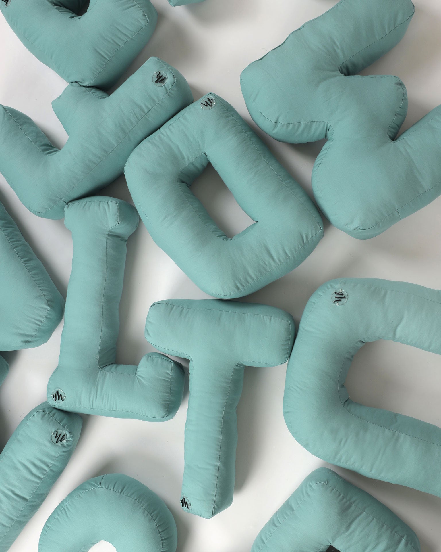 Cuscino a forma di lettere fatto a mano