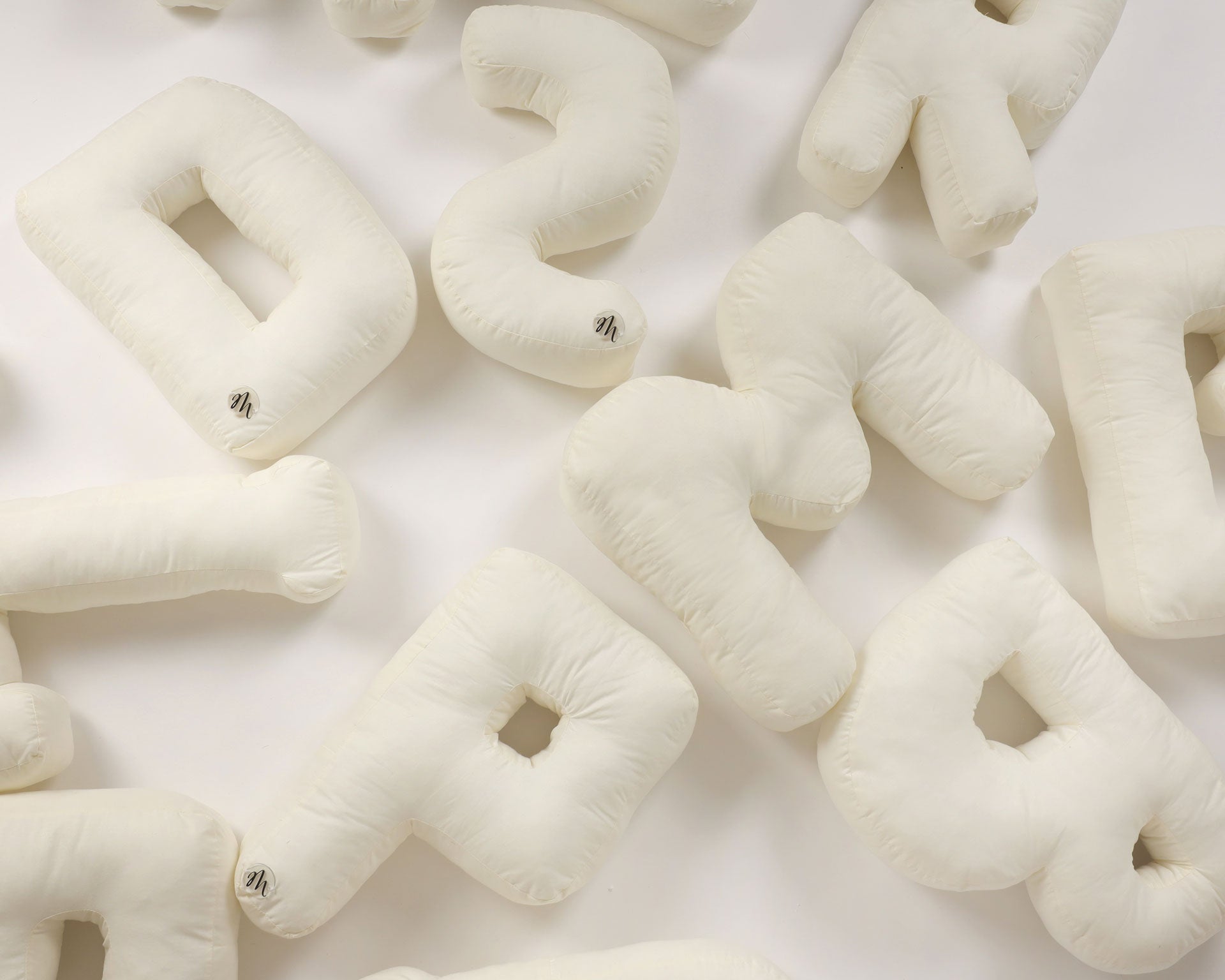 Cuscino a forma di lettere fatto a mano