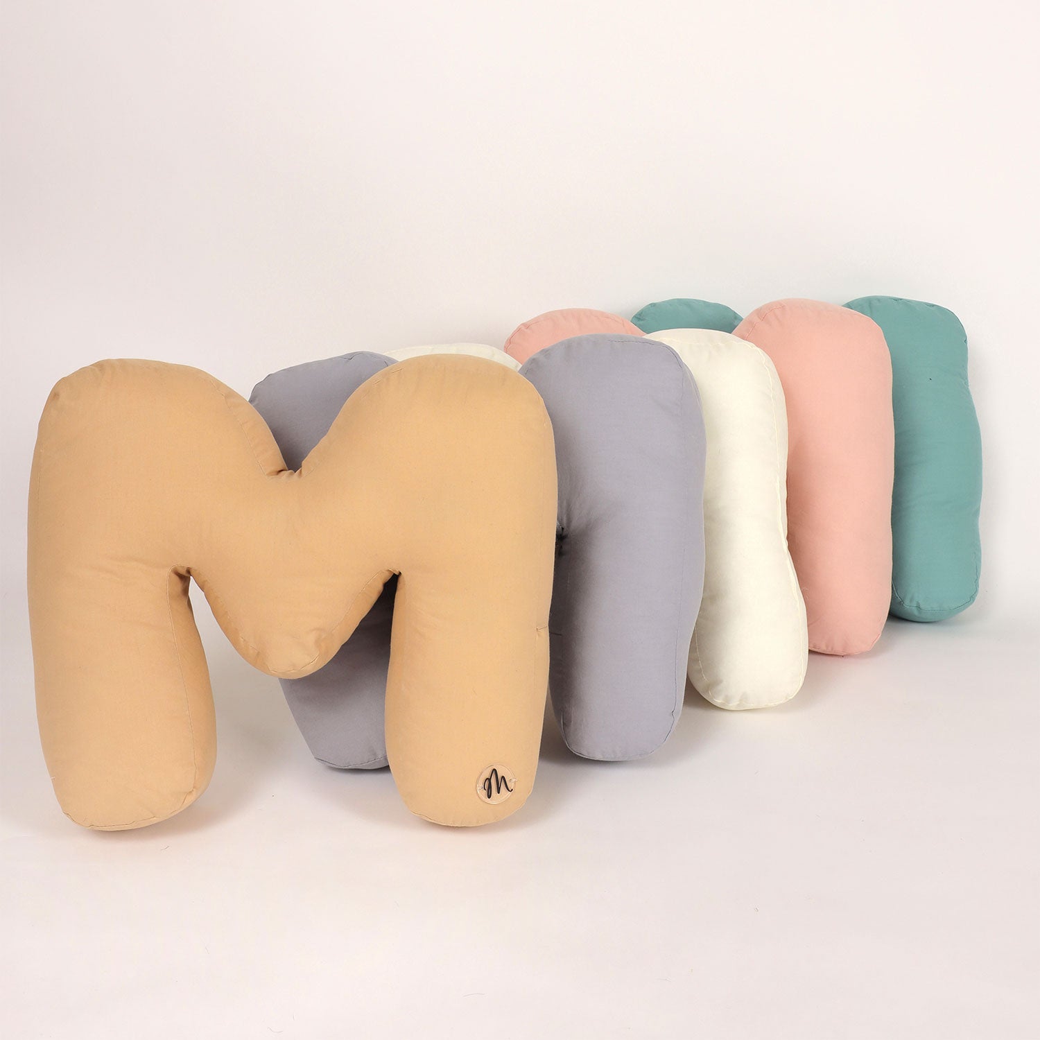 Cuscino a forma di lettere fatto a mano